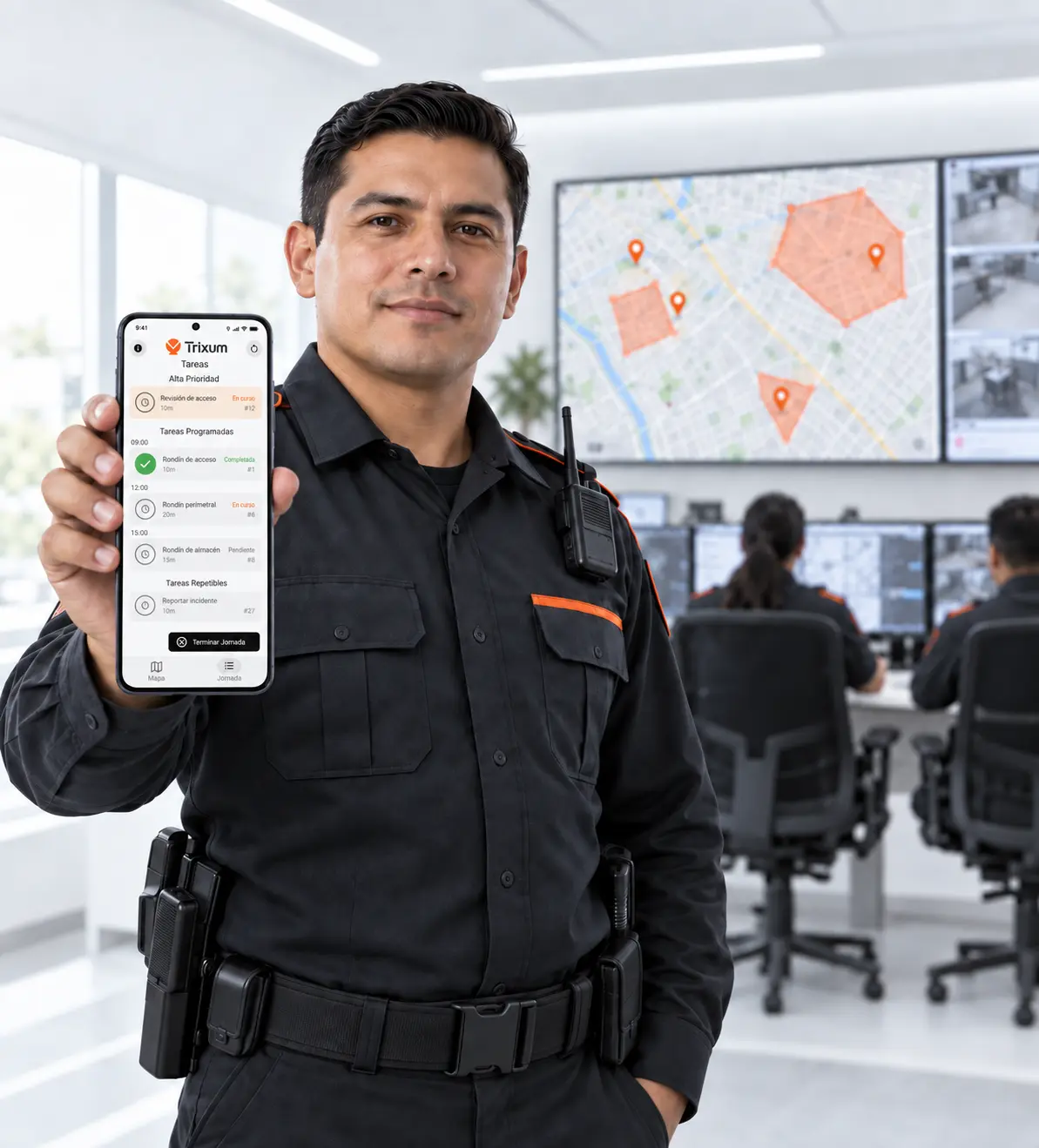 Guardia de seguridad usando la app móvil de Trixum mientras su supervisor monitorea desde el panel web